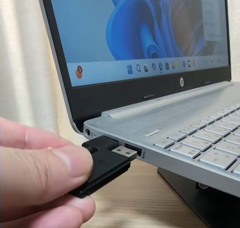 USBメモリを他のPCに挿す